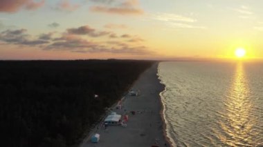 Polonya 'nın gün batımında Sztutowo' da Baltık Denizi Plajı