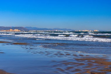 Valencia 'daki Playa de las Arenas plajında güneş doğarken, İspanya.