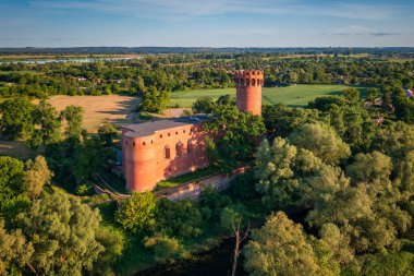 Polonya 'nın Swiecie kentindeki Wda nehrindeki Tötonik Kale.