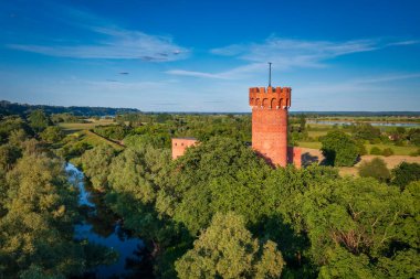 Polonya 'nın Swiecie kentindeki Wda nehrindeki Tötonik Kale.