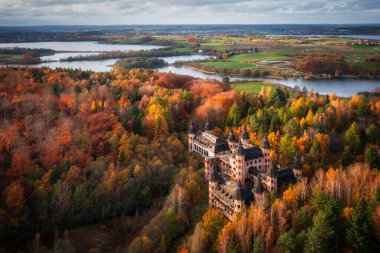 Lapalice 'deki kale, sonbaharda Kashubian ormanları ve gölleriyle çevrili, Polonya