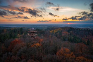 Polonya 'nın Wiezyca kentindeki gözlem kulesiyle sonbaharda Kashubia' nın güzel manzarası