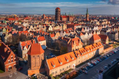 Polonya 'nın Gdansk kentindeki Motlawa nehri kıyısındaki ana kasabanın havadan görüntüsü.