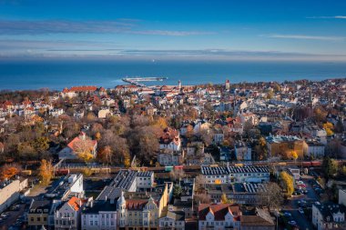 Sonbaharda Sopot şehrinin güzel manzarası. Polonya.