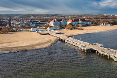 Sonbaharda, Polonya 'nın Baltık deniz kıyı şeridi ve Sopot' taki ahşap rıhtımın havadan görünüşü