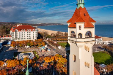Sonbaharda Baltık Denizi kıyısındaki Sopot kentinin hava manzarası, Polonya