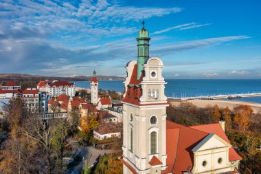 Sonbaharda Baltık Denizi kıyısındaki Sopot kentinin hava manzarası, Polonya