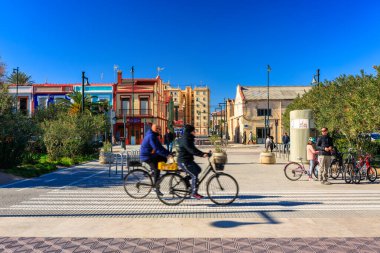 Valencia, İspanya - 22 Ocak 2023 Valencia, İspanya 'da Playa de las Arenas plajında gezinti.