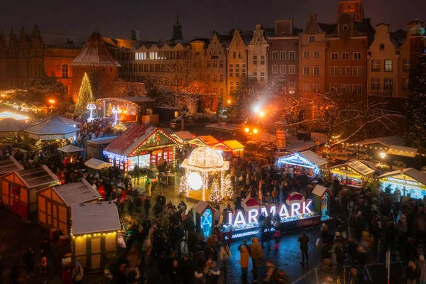 Gdansk, Polonya - 19 Kasım 2022: Ana Şehir Gdansk 'ta akşam karanlığında güzel aydınlatılmış Noel panayırı. Polonya