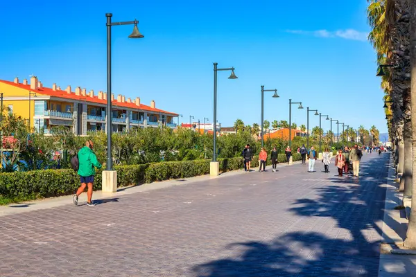 Valencia, İspanya - 22 Ocak 2023 Valencia, İspanya 'da Playa de las Arenas plajında gezinti.