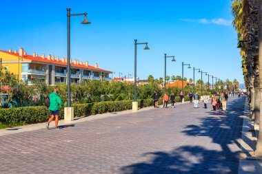 Valencia, İspanya - 22 Ocak 2023 Valencia, İspanya 'da Playa de las Arenas plajında gezinti.
