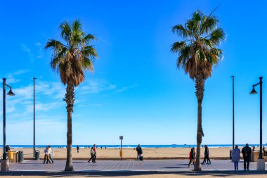 Valencia, İspanya - 22 Ocak 2023 Valencia, İspanya 'da Playa de las Arenas plajında gezinti.