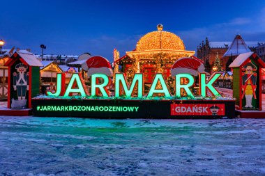 Gdansk, Polonya - 26 Kasım 2023: Şafakta ana şehir Gdansk 'ta güzel aydınlatılmış Noel panayırı (Jarmark in Polish). Polonya