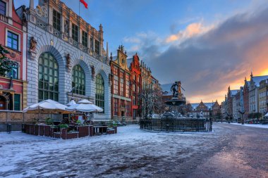 Gdansk, Polonya - 26 Kasım 2023: Polonya 'nın Neptün Çeşmesi' ndeki tarihi Gdansk merkezinde gün doğumu.