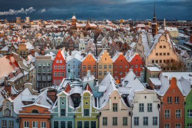 Gdansk 'ın güzel evleri taze karla kaplı, Polonya