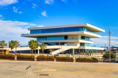 Valencia, İspanya - 22 Ocak 2023 Valencia 'da yat limanı ve modern Veles e Vents binası ile güzel bir liman manzarası.