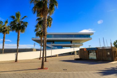 Valencia, İspanya - 22 Ocak 2023 Valencia 'da yat limanı ve modern Veles e Vents binası ile güzel bir liman manzarası.