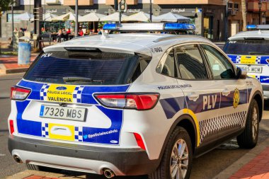 Valencia, İspanya - 22 Ocak 2023: Valencia, İspanya 'da bir polis karakolunun önünde duran bir polis arabası.