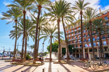 Valencia, İspanya - 22 Ocak 2023: Valencia 'nın Playa de las Arenas sahilindeki güzel mimarisi, İspanya