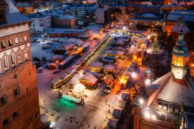 Gdansk, Polonya - 24 Kasım 2023: Ana Şehir Gdansk 'ta akşam karanlığında güzel aydınlatılmış Noel panayırı. Polonya