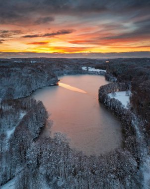 Kış mevsiminde Przywidz Gölü 'nün hava manzarası, Polonya