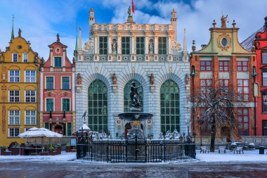 Gdansk 'ın tarihi merkezinde, kışın Neptün çeşmesiyle birlikte gün doğumu, Polonya.