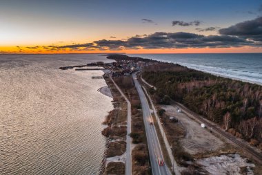 Kuznica, Hel Peninsula 'da gün batımında güzel Baltık plajı. Polonya