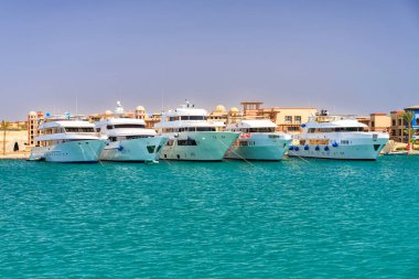 Mısır, Afrika 'daki Ghalib Limanı' nda Kızıl Deniz 'in güzel manzarası.