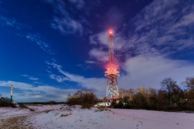 Karlı bir gecede Baltık Denizi plajı. Gdansk, Polonya
