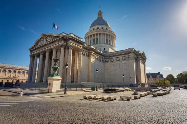 巴黎Pantheon美丽的建筑 其标志是Aux Grands Hommes Partie Reconnaissante Eng 伟大的人感恩的国家 — 图库照片