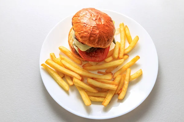 Leckere Hausgemachte Hamburger Mit Pommes Auf Einem Teller — Stockfoto
