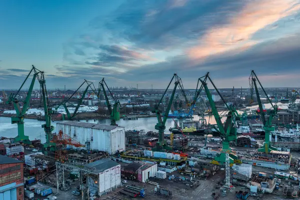 日出时分在格但斯克的造船厂波兰 — 图库照片