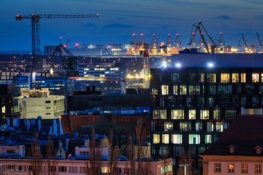 Şafakta Gdansk 'taki tersane alanlarında. Polonya