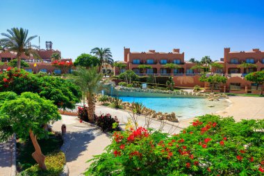 Marsa Alam, Mısır - 10 Mayıs 2023: Marsa Alam, Mısır 'da Kızıldeniz kıyısındaki Akassia İsviçre Havuz Bölgesi.