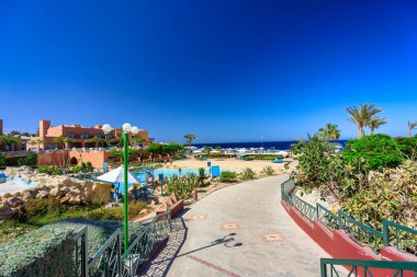 Marsa Alam, Mısır - 10 Mayıs 2023: Marsa Alam, Mısır 'da Kızıldeniz kıyısındaki Akassia İsviçre Havuz Bölgesi.