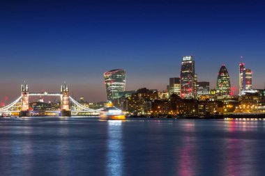 Tower Bridge ve gece, İngiltere'de Londra cityscape