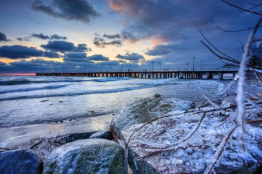 Baltık Denizi 'nin Gdynia Orlowo' daki kış manzarası. Gün doğumunda, Baltık Denizi. Polonya