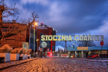 Gdansk, Polonya - 11 Ocak 2024: Gdansk Tersanesinin tarihi kapısı ve Gdansk 'taki Avrupa Dayanışma Meydanı' ndaki Üç Haç Anıtı. Polonya