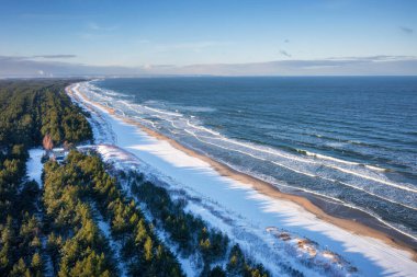 Kar yağışlı kış mevsiminde Sobieszewo 'daki Baltık Denizi sahilinin güzel manzarası, Polonya