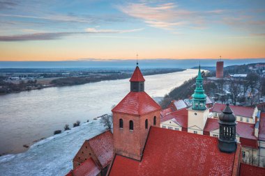 Kışın Vistula nehrinin kıyısındaki Grudziadz şehrinin ambarları. Polonya