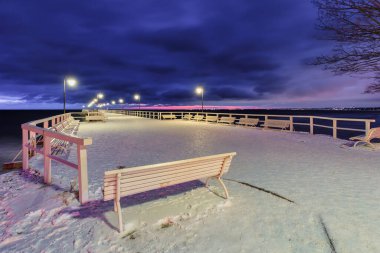 Baltık Denizi 'nin Gdynia Orlowo' daki kış manzarası. Gün doğumunda, Baltık Denizi. Polonya