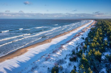Kar yağışlı kış mevsiminde Sobieszewo 'daki Baltık Denizi sahilinin güzel manzarası, Polonya