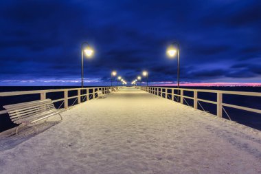 Baltık Denizi 'nin Gdynia Orlowo' daki kış manzarası. Gün doğumunda, Baltık Denizi. Polonya