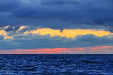 Baltık Denizi 'nin Gdynia Orlowo' daki kış manzarası. Gün doğumunda, Baltık Denizi. Polonya