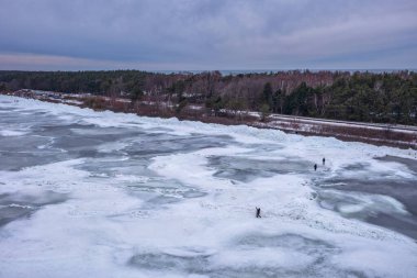 Gün batımında Kuznica yakınlarındaki Donmuş Puck Körfezi, Hel Yarımadası. Polonya