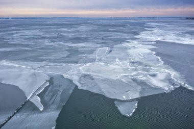 Gün batımında Kuznica yakınlarındaki Donmuş Puck Körfezi, Hel Yarımadası. Polonya