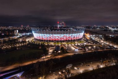 Varşova 'daki Ulusal Stadyum, geceleyin Polonya' nın ulusal renklerini aydınlattı.