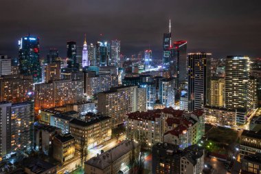 Geceleri, Polonya 'nın başkenti Warszawa' nın inanılmaz manzarası..