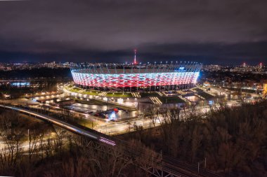 Warszawa, Polonya - 27 Ocak 2024: Varşova 'daki Ulusal Stadyum Polonya' nın ulusal renklerini gece aydınlatmıştır..