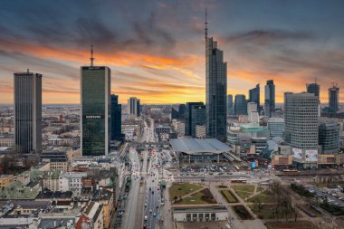 Warszawa, Polonya - 27 Ocak 2024: Günbatımında modern Varszawa şehri, Polonya 'nın başkenti.
